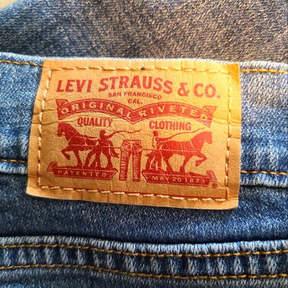 Levi's Women's Size 33 Blue Denim Jean Shorts Red Tab - Picture 4 of 4